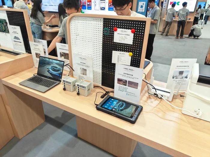 共建共享鴻蒙新世界 | 拓維信息攜開鴻智谷亮相華為開發(fā)者大會(huì)2025