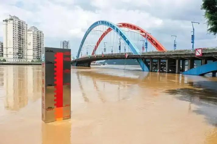 密云水庫泄流現(xiàn)場大量魚被沖出