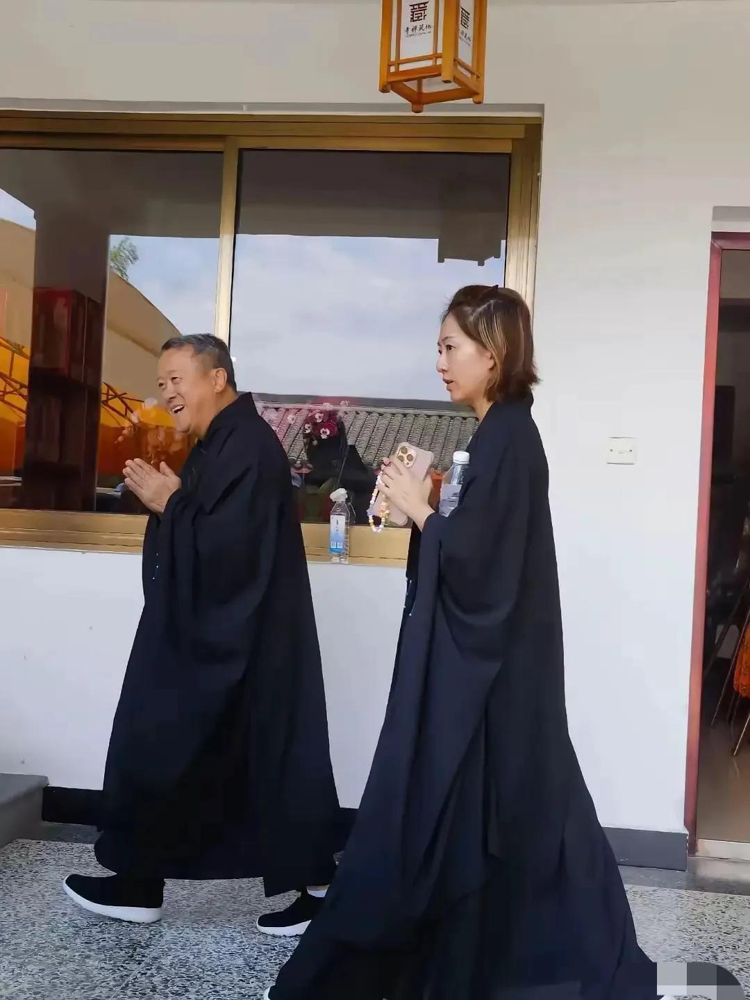 網(wǎng)友偶遇曾志偉在寺廟做義工