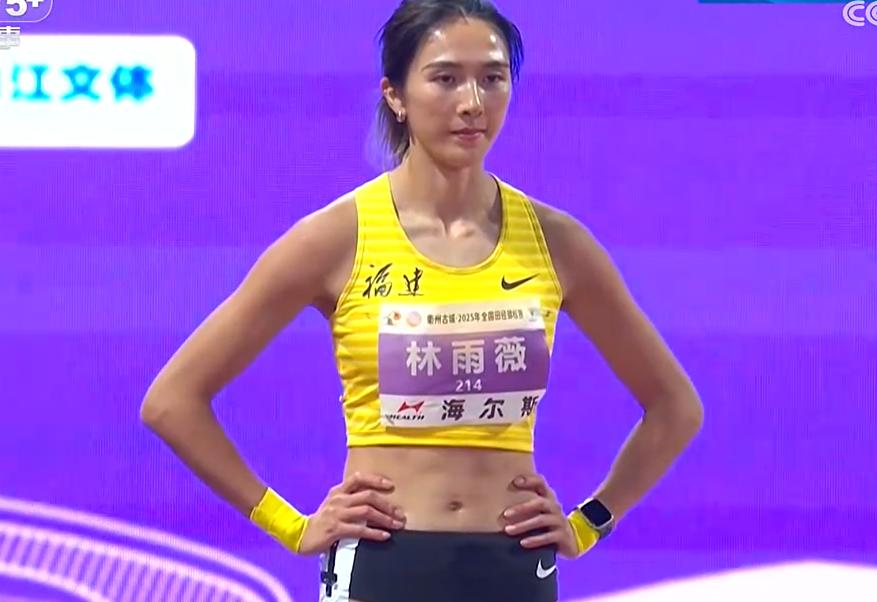 吳艷妮奪冠后向現場觀眾比心鞠躬