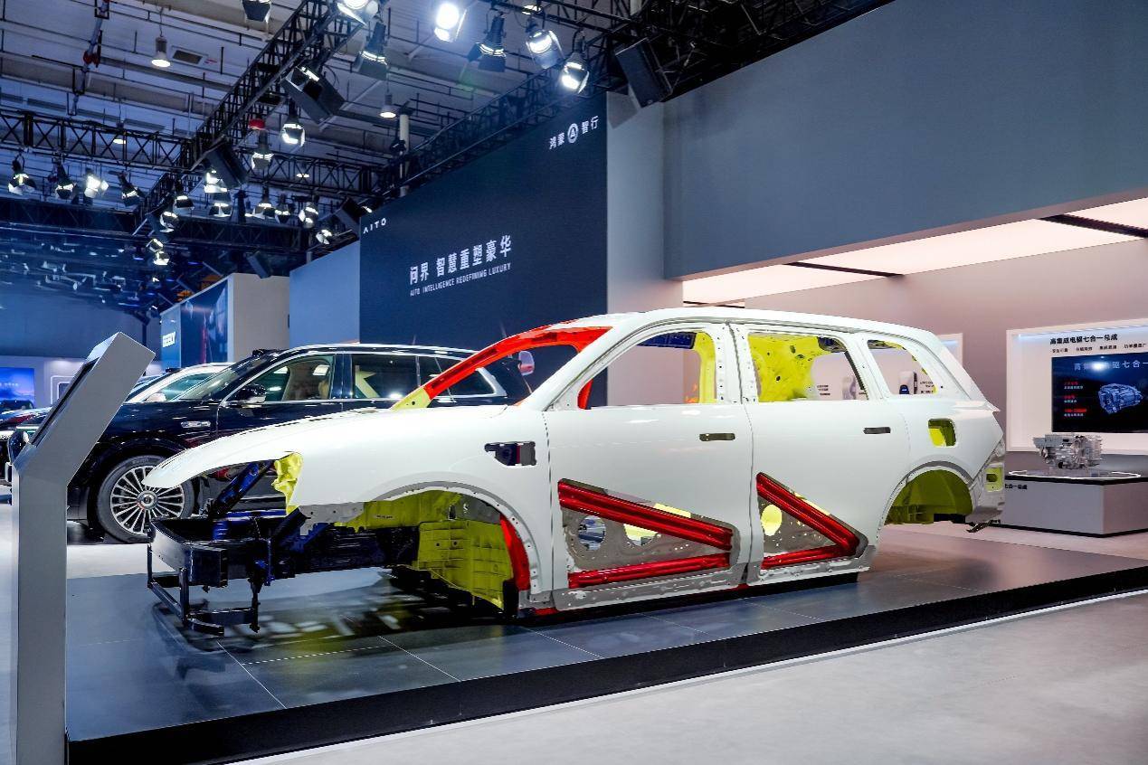 問界攜硬核技術亮相2025世界智能網聯汽車大會 詮釋安全豪華新境界