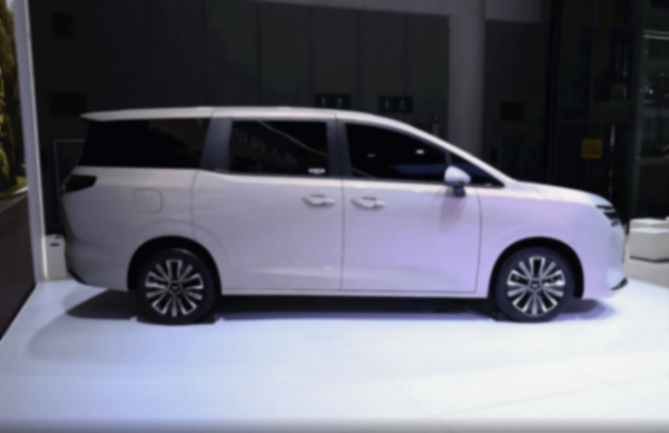 起步7.3萬確實親民路線,五菱星光730攪局MPV,插混版比較香?